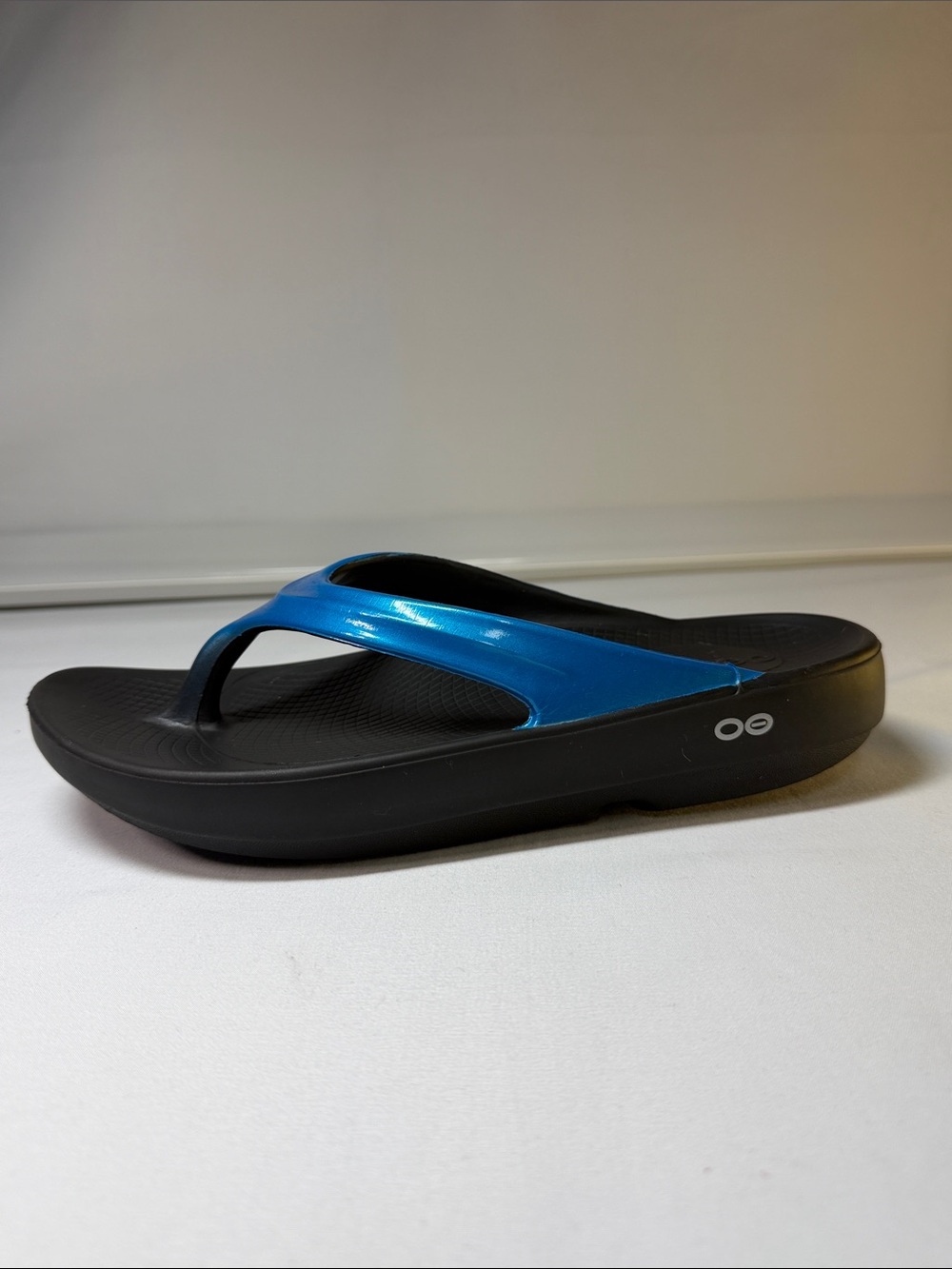 OOFOS Women's Blue and Black Recovery Flip Flop